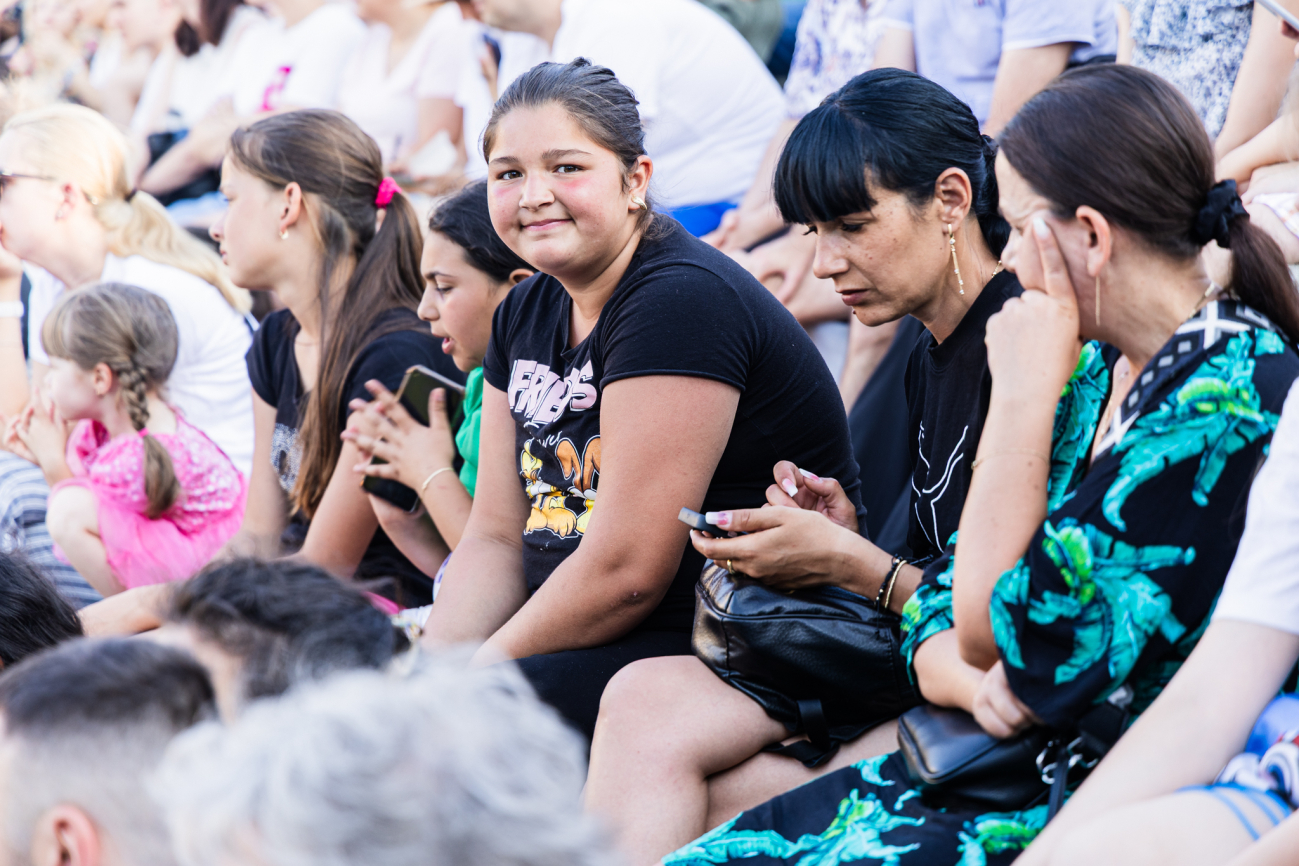 Sommercamp Dumbraveni - Kinder im Theaterpublikum